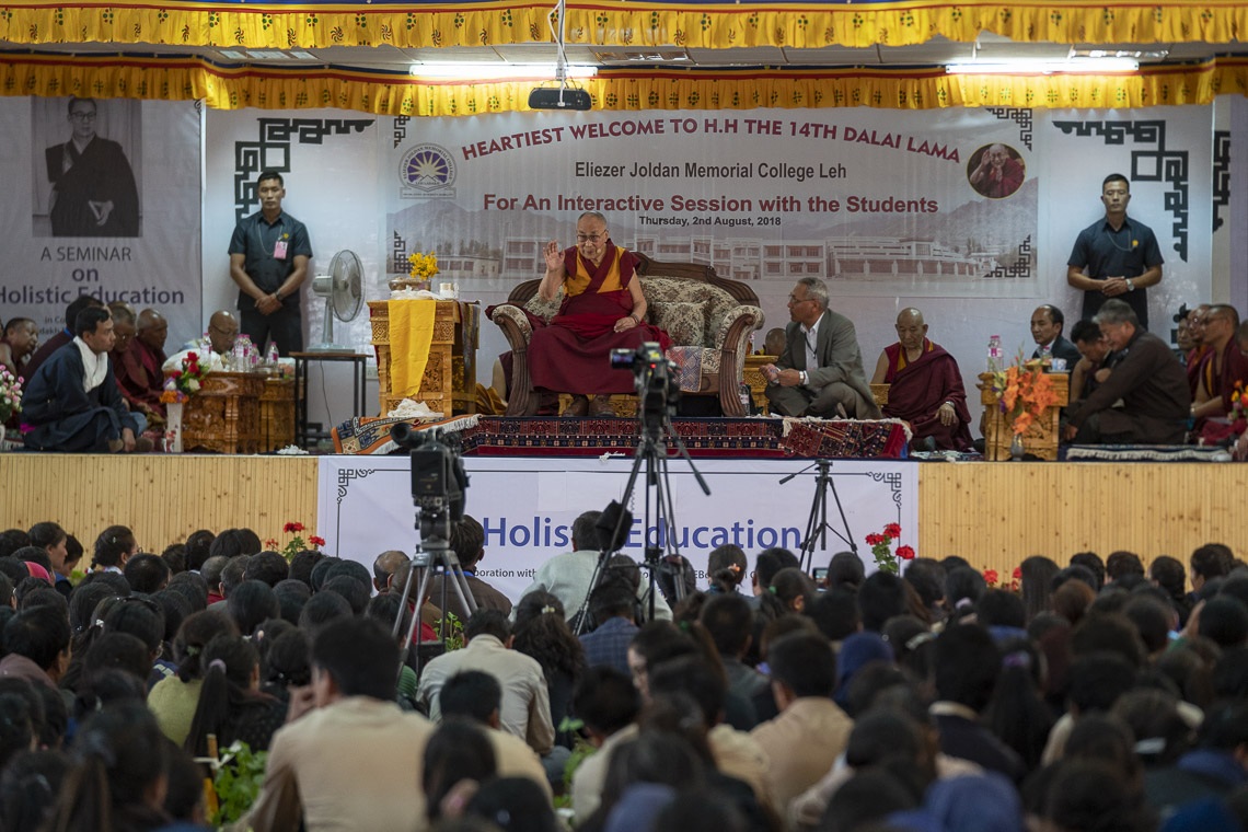 Una vista del escenario mientras Su Santidad el Dalái Lama responde a las preguntas de la audiencia durante su charla en el Eliezer Joldan Memorial College en Leh, Ladakh, J&K, India el 2 de agosto de 2018. Foto de Tenzin Choejor
