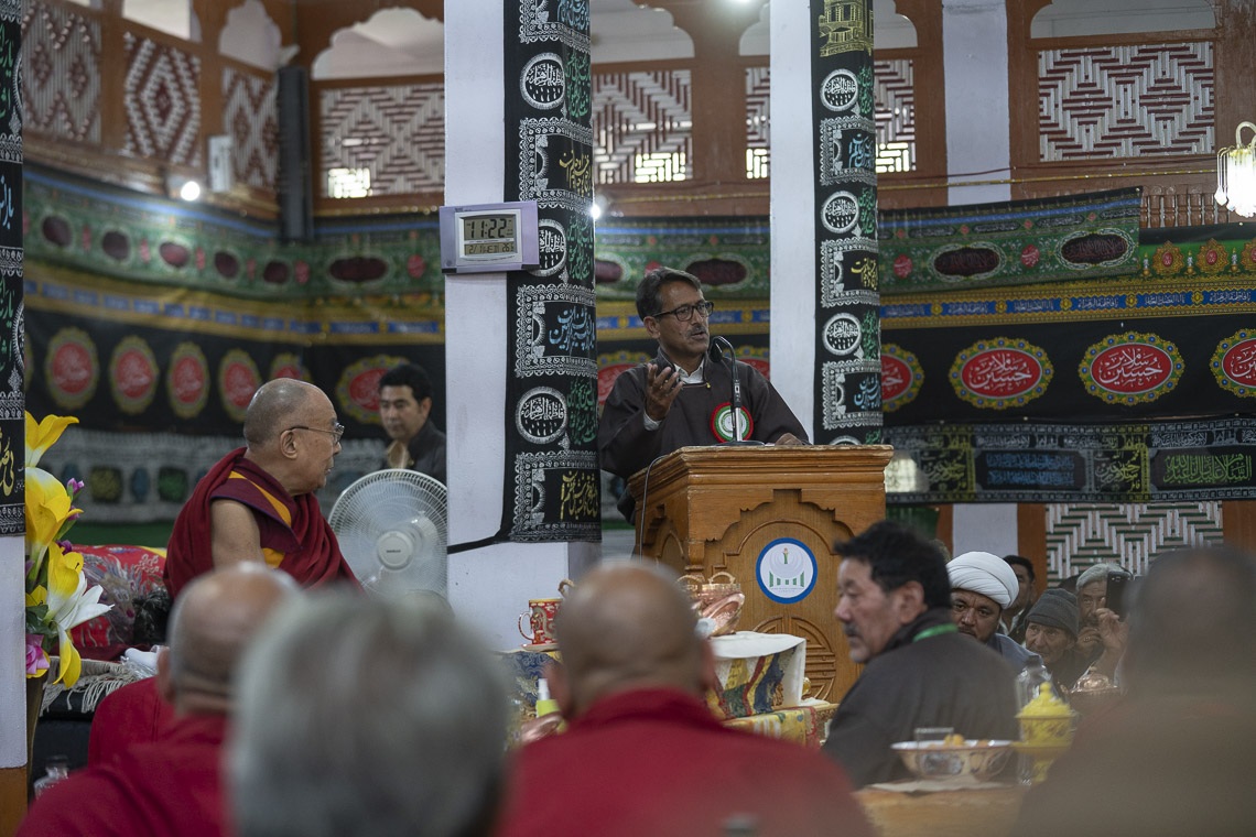 Un representante de la comunidad musulmana da la bienvenida a Su Santidad el Dalái Lama a la Mezquita del Imán Barga en Chushot Yokma, Leh, Ladakh, J&K, India el 2 de agosto de 2018. Foto de Tenzin Choejor