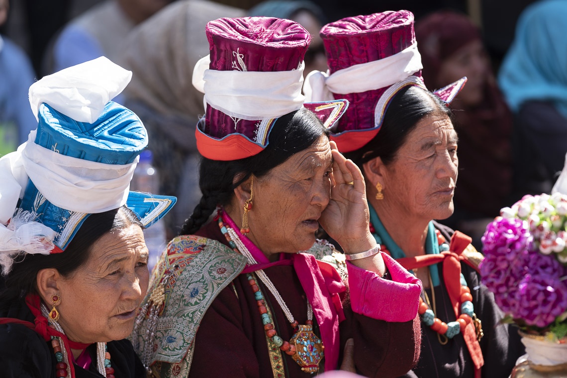 Miembros de la multitud escuchando a Su Santidad el Dalái Lama hablar en la ceremonia de inauguración del parque en Juma Bagh en Leh, Ladakh, J&K, India el 3 de agosto de 2018. Foto de Tenzin Choejor