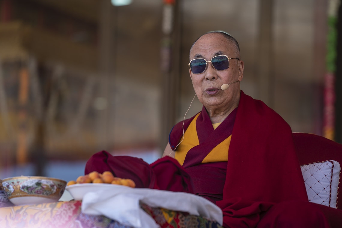 Su Santidad el Dalái Lama dirigiéndose a la reunión en el almuerzo de despedida en el campo de enseñanza de Shewatsel en Leh, Ladakh, J&K, India el 3 de agosto de 2018. Foto de Tenzin Choejor