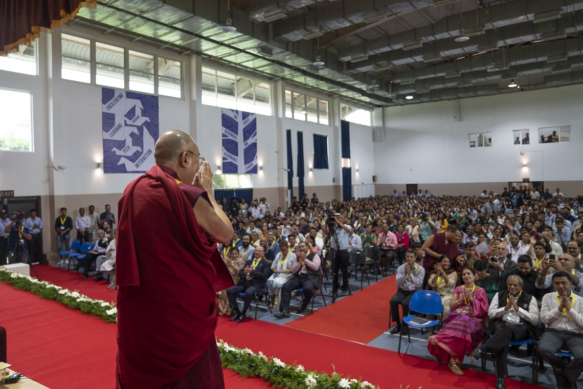 Su Santidad el Dalái Lama saluda a la audiencia a su llegada al escenario para su charla en el Instituto de Gestión Goa en Bambolim, Goa, India, el 8 de agosto de 2018. Foto de Tenzin Choejor