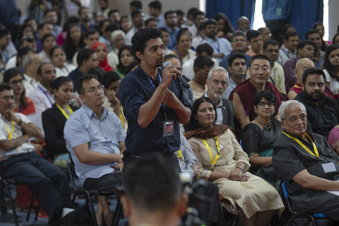 Un miembro de la audiencia haciendo una pregunta a Su Santidad el Dalái Lama durante su charla en el Instituto de Gestión de Goa en Bambolim, Goa, India, el 8 de agosto de 2018. Foto de Tenzin Choejor