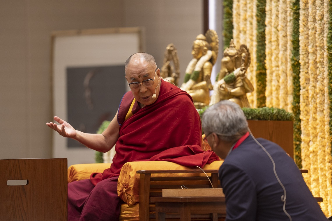 Su Santidad el Dalái Lama explicando un punto en tibetano a su intérprete de lengua inglesa durante su charla sobre «La sabiduría india y el mundo moderno» en Bengaluru, Karnataka, India el 12 de agosto de 2018. Foto de Tenzin Choejor