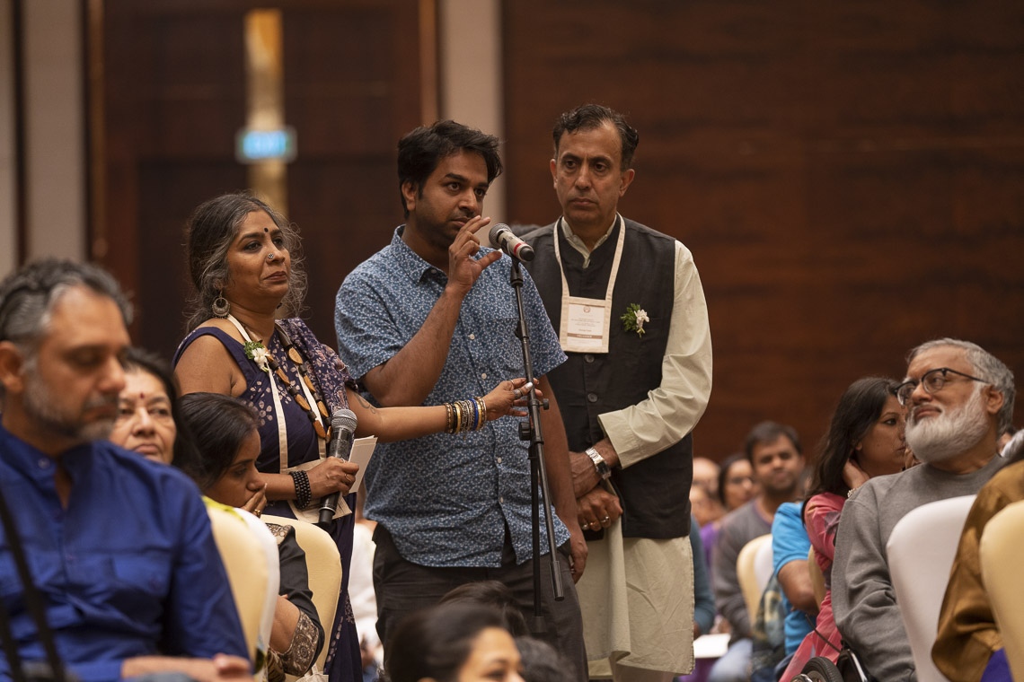 Un miembro de la audiencia haciendo una pregunta a Su Santidad el Dalái Lama durante su charla sobre «Sabiduría India y el Mundo Moderno» en Bengaluru, Karnataka, India el 12 de agosto de 2018. Foto de Tenzin Choejor