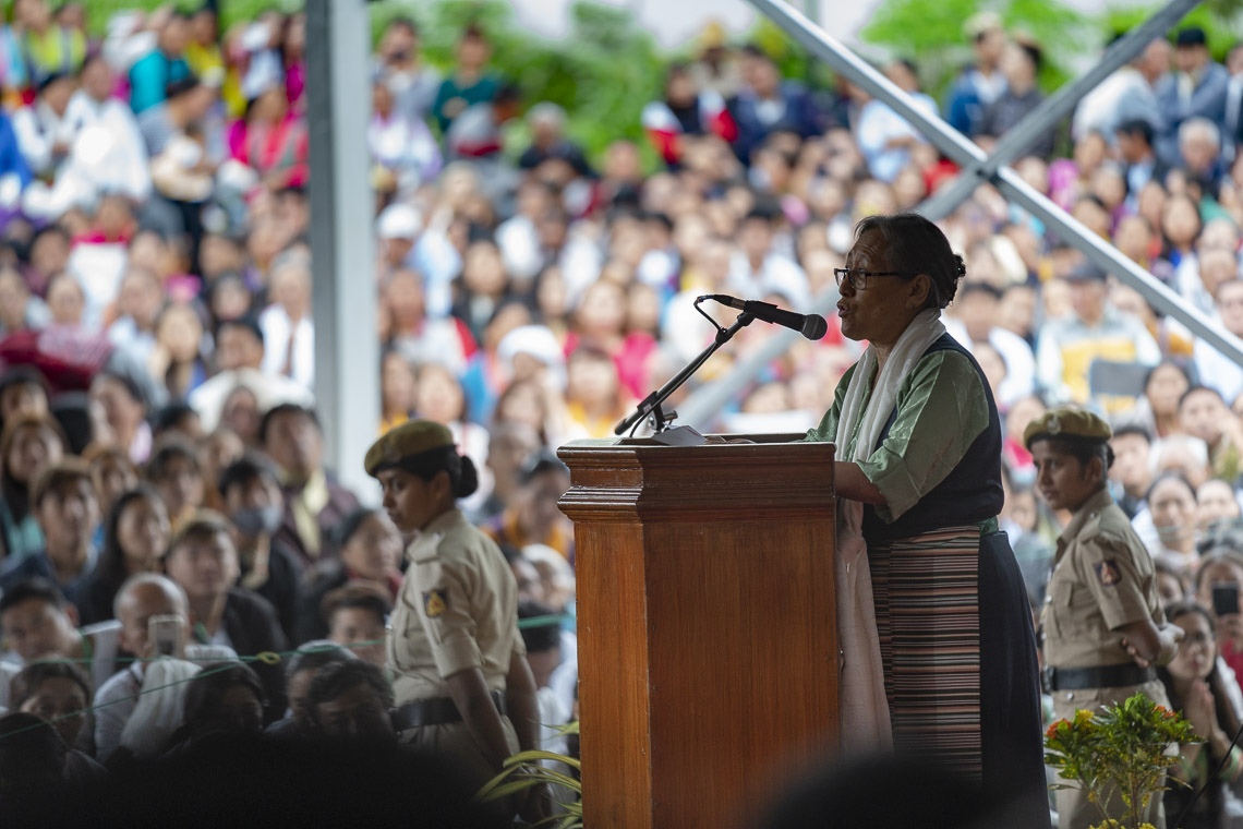 La Directora Dra. B. Tsering dando la bienvenida a Su Santidad el Dalái Lama antes de su discurso en el Instituto de Educación Superior del Dalái Lama en Sheshagrihalli, Karnataka, India, el 13 de agosto de 2018. Foto de Tenzin Choejor
