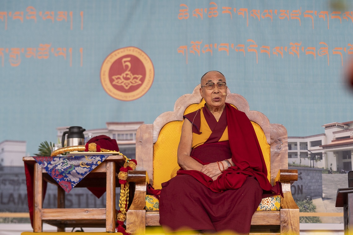 Su Santidad el Dalái Lama dirigiéndose a la multitud de más de 6.000 personas en el Instituto de Educación Superior del Dalái Lama en Sheshagrihalli, Karnataka, India, el 13 de agosto de 2018. Foto de Tenzin Choejor