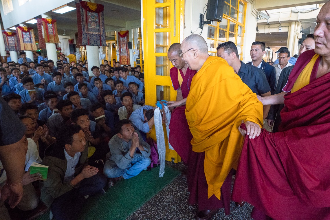 Su Santidad el Dalái Lama saluda a los estudiantes de TCV cuando llega al Templo Principal Tibetano en Dharamsala, HP, India, el 6 de junio de 2018. Foto de Tenzin Phuntsok