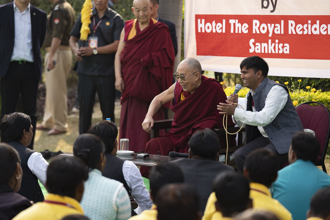 Su Santidad el Dalái Lama interactuando con voluntarios de la Sociedad Budista Juvenil en el césped de su hotel en Sankisa, UP, India, el 2 de diciembre de 2018. Foto de Tenzin Choejor