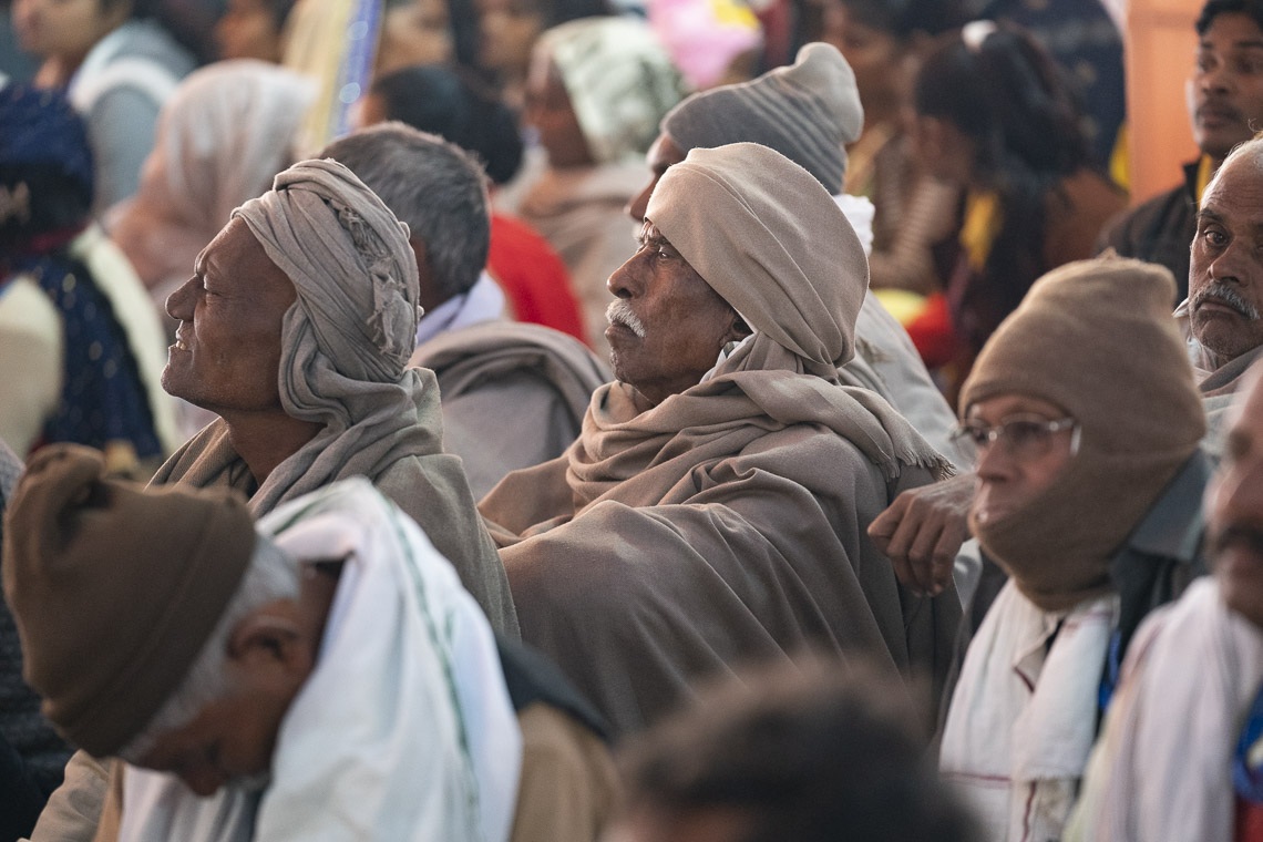 Algunas de las más de 15.000 personas que asistieron a la enseñanza escuchando a Su Santidad el Dalái Lama en el terreno de la Sociedad Budista Juvenil de la India en Sankisa, UP, India, el 3 de diciembre de 2018. Foto de Lobsang Tsering