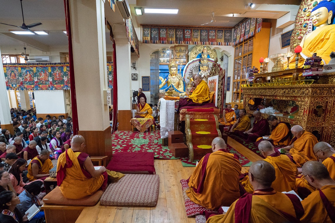 Su Santidad el Dalái Lama en el primer día de sus enseñanzas para jóvenes estudiantes tibetanos en el Templo Principal Tibetano en Dharamsala, HP, India el 6 de junio de 2018. Foto de Tenzin Phuntsok