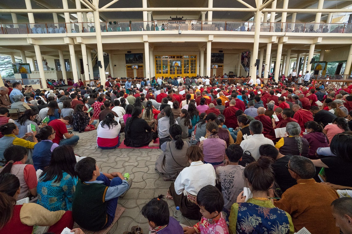 Muchas de las más de 9.000 personas que asistieron a las enseñanzas de Su Santidad el Dalái Lama vieron las pantallas de televisión en el patio del Templo Principal Tibetano en Dharamsala, HP, India, el 6 de junio de 2018. Foto de Tenzin Phuntsok