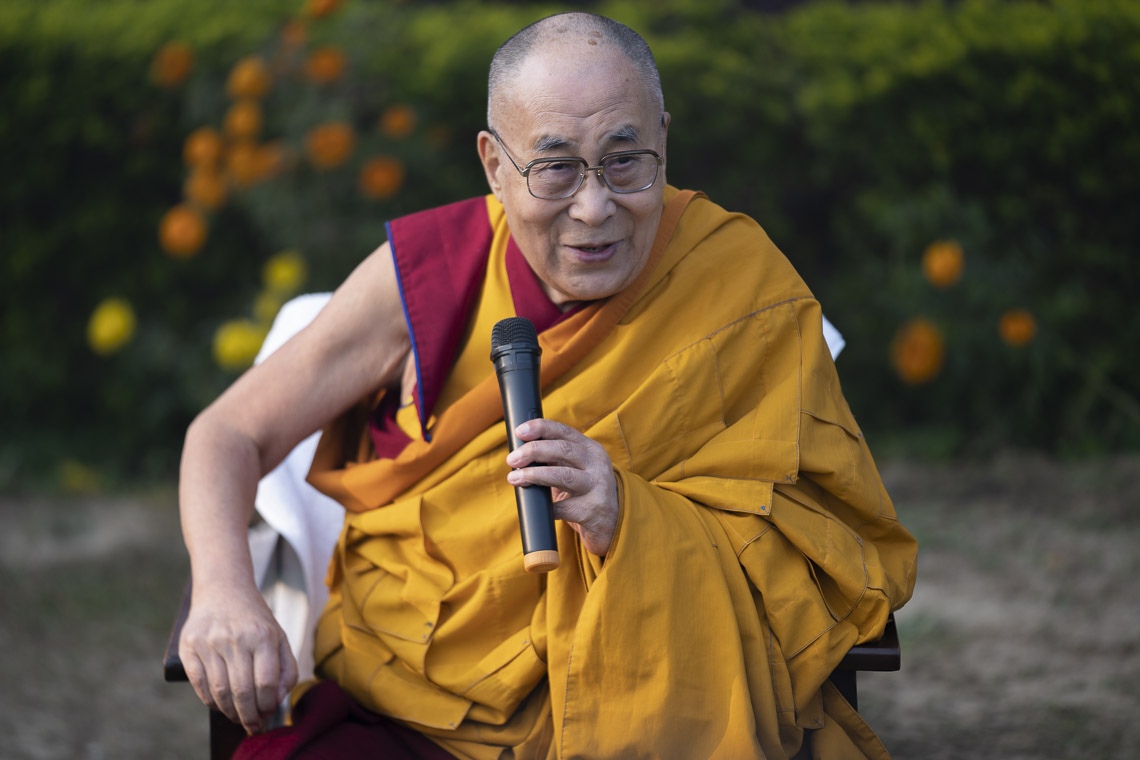 Su Santidad el Dalái Lama hablando a los miembros de los medios de comunicación locales durante su reunión en el césped de su hotel en Sankisa, UP, India, el 4 de diciembre de 2018. Foto de Lobsang Tsering