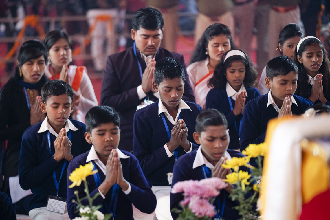 Escolares recitando el Mangala Sutta en Pali para inaugurar el segundo día de la enseñanza de Su Santidad el Dalái Lama en Sankisa, UP, India, el 4 de diciembre de 2018. Foto de Lobsang Tsering