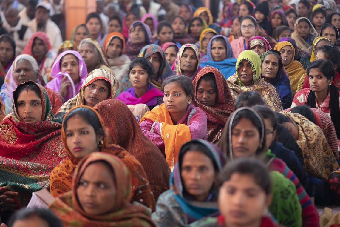  Miembros de la audiencia de más de 40.000 personas escuchando a Su Santidad el Dalái Lama en el segundo día de su enseñanza en Sankisa, UP, India, el 4 de diciembre de 2018. Foto de Lobsang Tsering