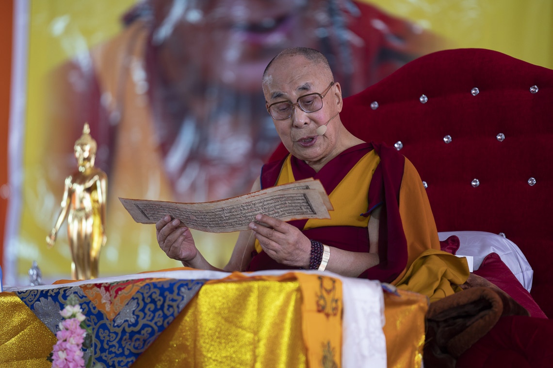 Su Santidad el Dalái Lama leyendo la «Guía de la forma de vida del Bodisatva» en el segundo día de su enseñanza en Sankisa, UP, India, el 4 de diciembre de 2018. Foto de Lobsang Tsering
