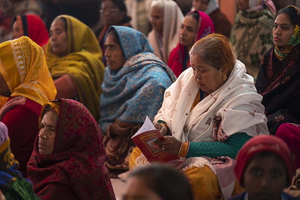 Miembros de la audiencia escuchando a Su Santidad el Dalái Lama en el terreno de la Sociedad Budista Juvenil en Sankisa, UP, India, el 5 de diciembre de 2018. Foto de Lobsang Tsering