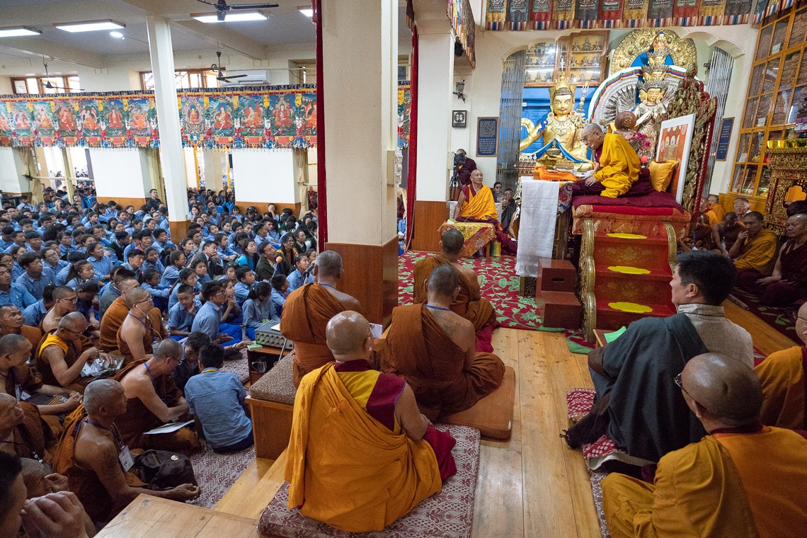 Una vista del interior del Templo Principal Tibetano en el segundo día de la enseñanza de Su Santidad el Dalái Lama para jóvenes estudiantes tibetanos en Dharamsala, HP, India el 7 de junio de 2018. Foto de Tenzin Phuntsok