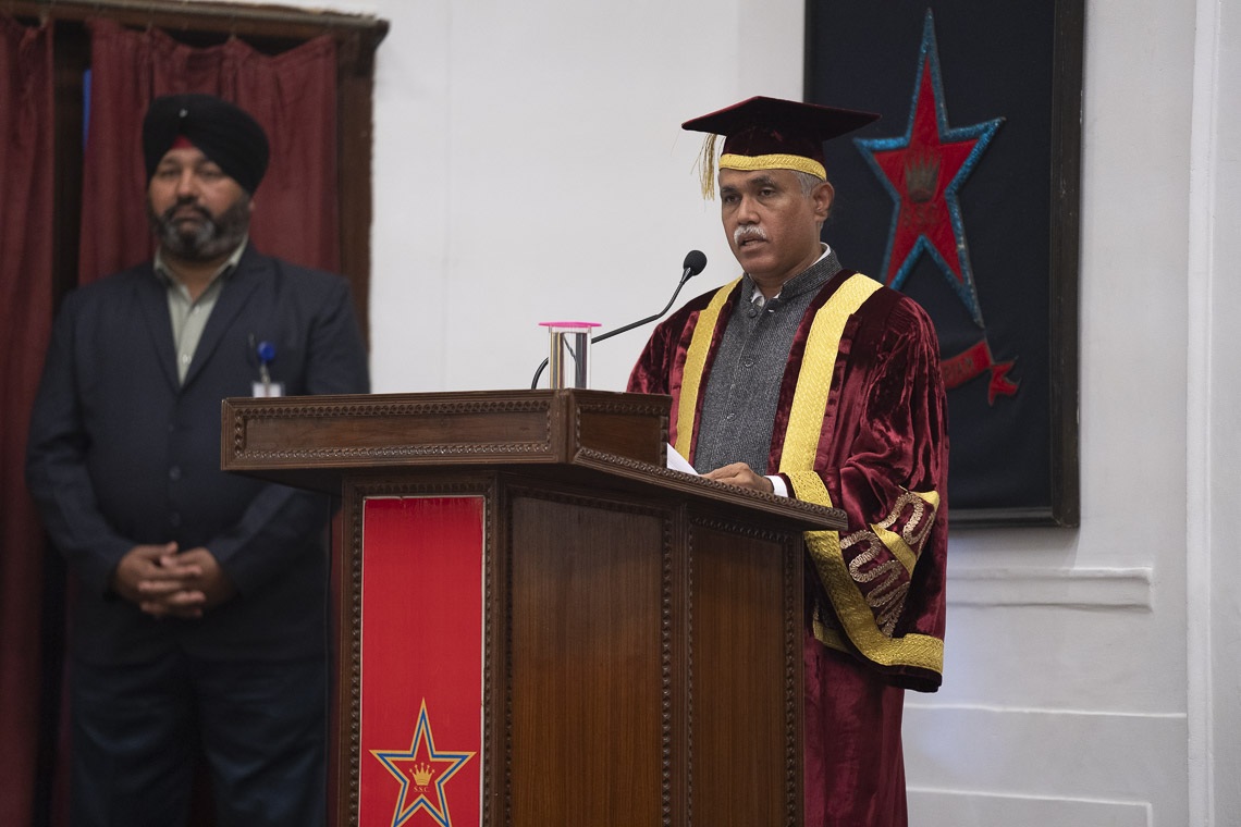 El Director de la Facultad, Prof. John Varghese, dando la bienvenida a la audiencia y a los invitados a las celebraciones del Día del Fundador en el St Stephen's College de Nueva Delhi, India, el 7 de diciembre de 2018. Foto de Lobsang Tsering