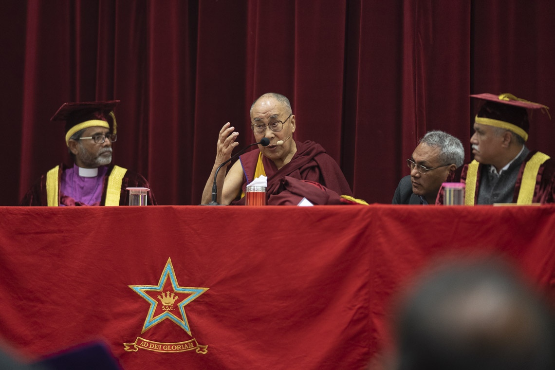 Su Santidad el Dalái Lama se dirige a la reunión en la celebración del Día del Fundador del St Stephen's College en Nueva Delhi, India, el 7 de diciembre de 2018. Foto de Lobsang Tsering