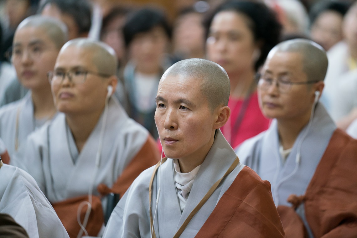 Miembros de la comunidad monástica coreana asistiendo al segundo día de las enseñanzas de Su Santidad el Dalái Lama para los discípulos del sudeste asiático en el Tsuglagkhang en Dharamsala, HP, India, el 30 de agosto de 2017. Fotografía de Ven Lobsang Kunga/OHHDL 