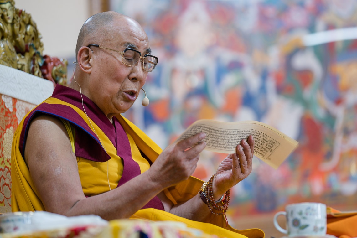  Su Santidad el Dalái Lama leyendo un texto en el segundo día de sus cuatro días de enseñanzas para los discípulos del sudeste asiático en el Tsuglagkhang en Dharamsala, HP, India, el 30 de agosto de 2017. Fotografía de Ven Lobsang Kunga/OHHDL 