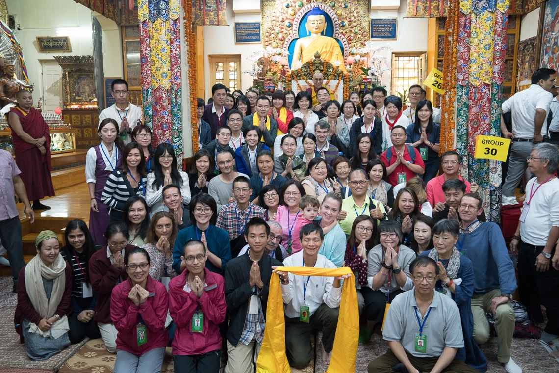 Uno de los muchos grupos del sudeste asiático posando para una foto de grupo con Su Santidad el Dalái Lama al final de sus enseñanzas en el Tsuglagkhang en Dharamsala, HP, India, el 1 de septiembre de 2017. Foto de Tenzin Choejor/OHHDL