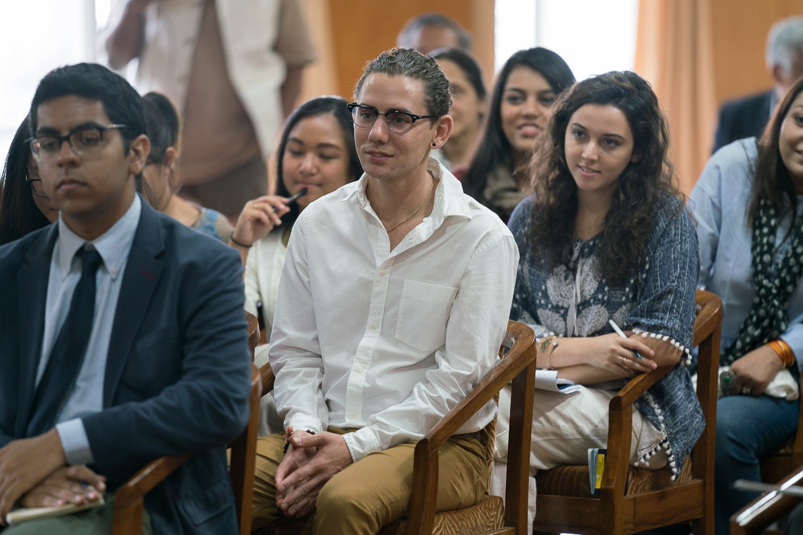 Estudiantes de la Universidad de California San Diego escuchando a Su Santidad el Dalái Lama en su residencia de Dharmasla, HP, India, el 6 de septiembre de 2017. Foto de Tenzin Choejor/OHHDL