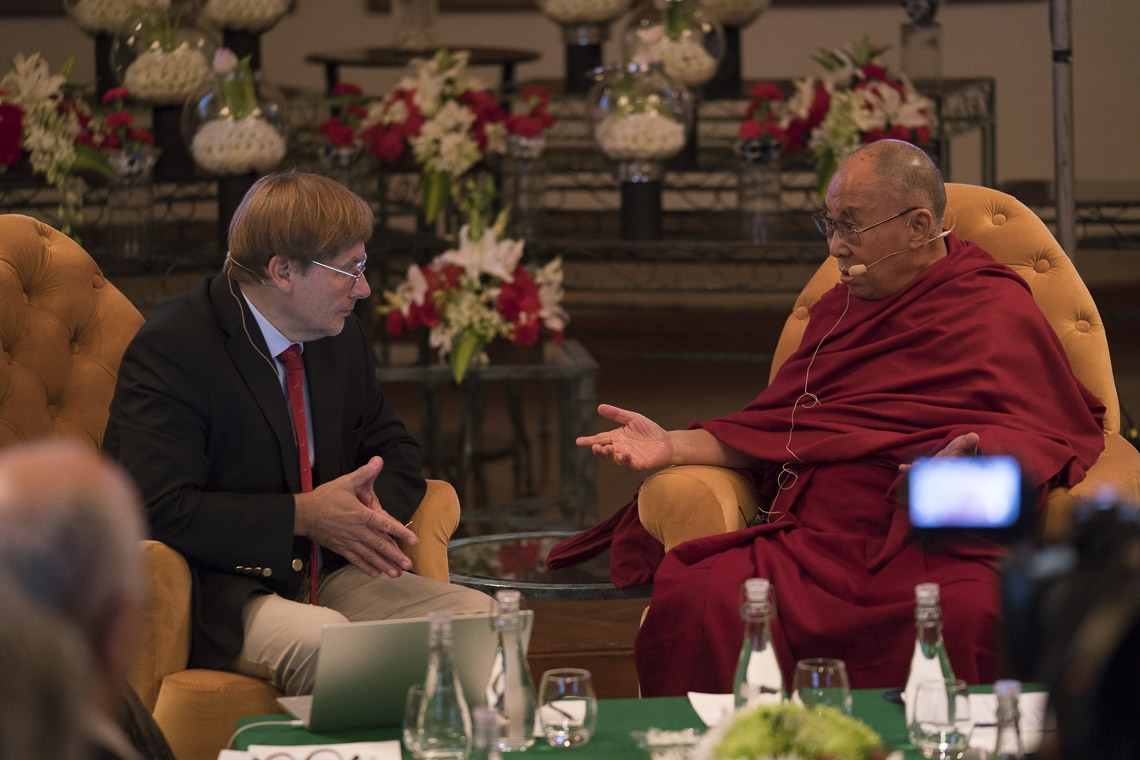Su Santidad el Dalái Lama pronunciando su discurso de apertura en el diálogo entre académicos rusos y budistas en Nueva Delhi, India, el 7 de agosto de 2017. Foto de Tenzin Choejor/OHHDL