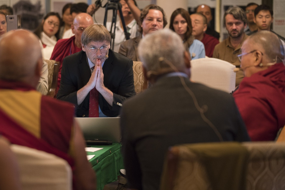 El profesor Konstantin Anokhin haciendo su presentación sobre «Unidad de mente-cerebro» en el diálogo entre académicos rusos y budistas en Nueva Delhi, India, el 7 de agosto de 2017. Foto de Tenzin Choejor/OHHDL