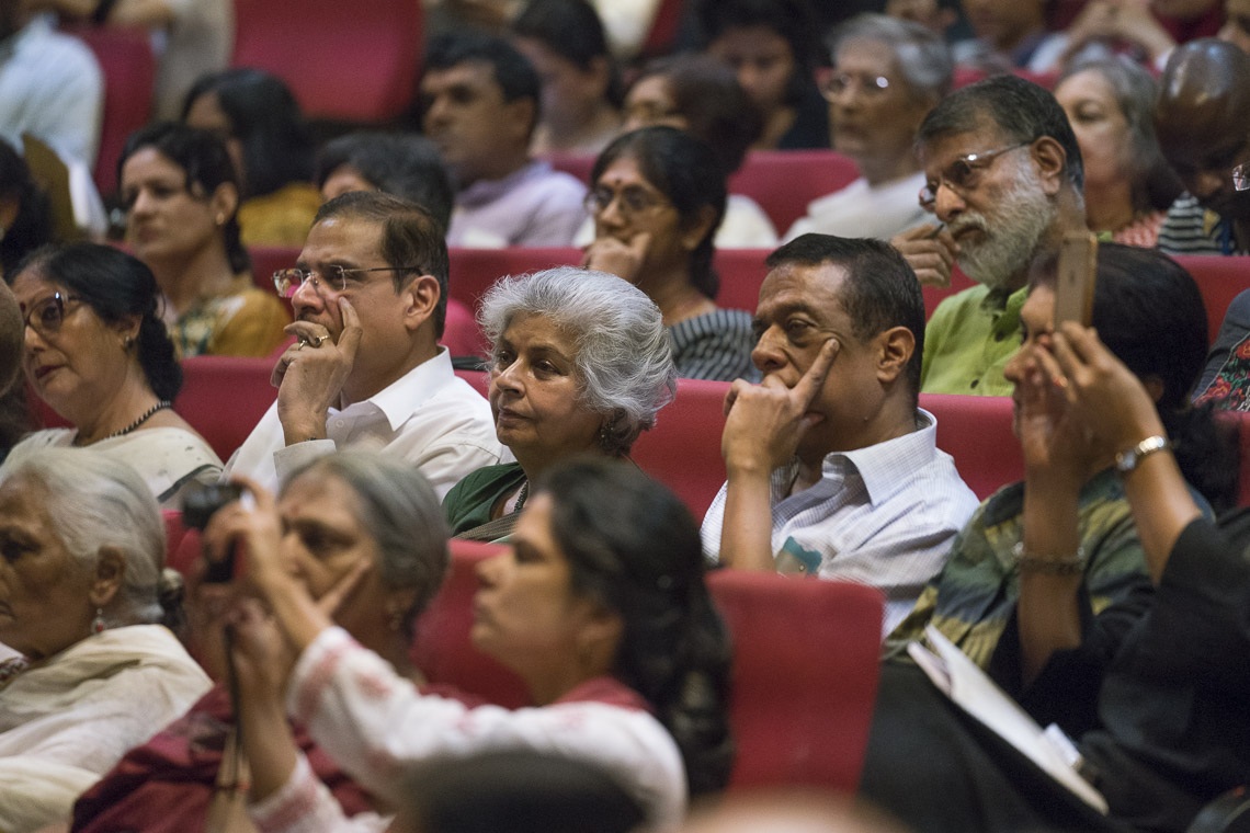  Publico asistente escuchando a Su Santidad el Dalái Lama pronunciar la Conferencia del Memorial Rajendra Mathur en Nueva Delhi, India, el 9 de agosto de 2017. Foto de Tenzin Choejor/OHHDL 