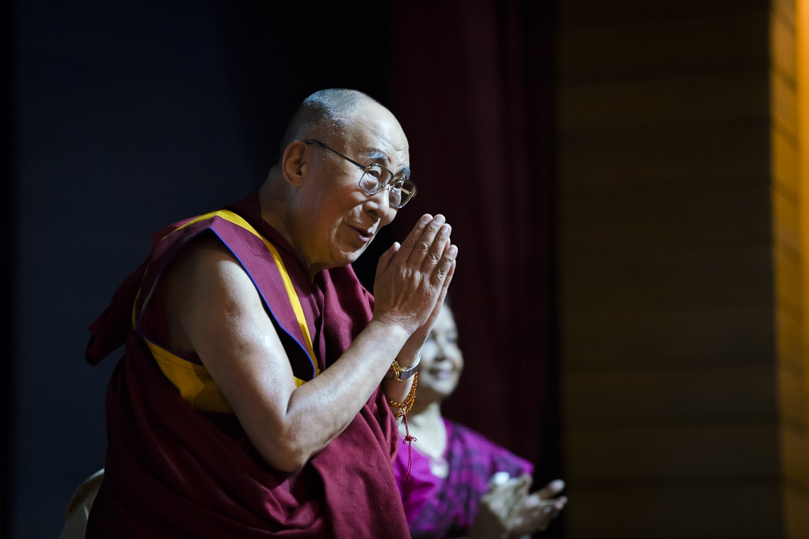 Su Santidad el Dalái Lama saludanto al público después de haber sido presentado, antes de pronunciar la conferencia del Memorial Rajendra Mathur en Nueva Delhi, India, el 9 de agosto de 2017. Foto de Tenzin Choejor/OHHDL 