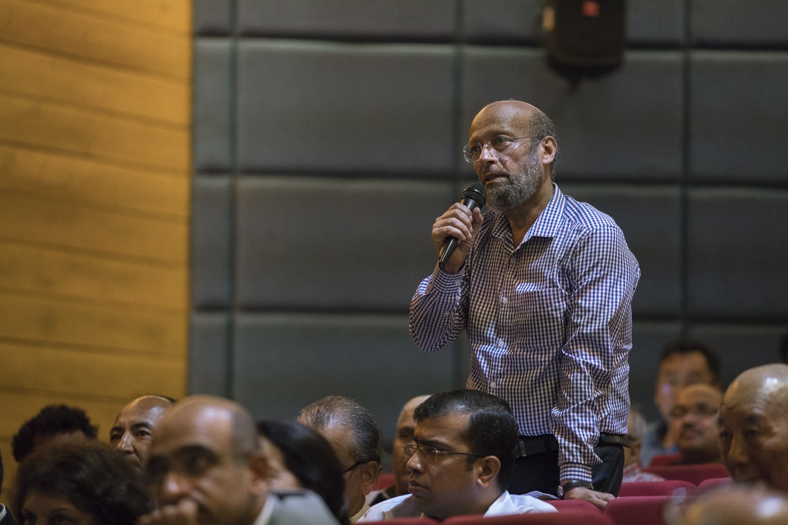 Uno de los asistentes haciendo preguntas a Su Santidad el Dalái Lama en la Conferencia del Memorial Rajendra Mathur del Gremio de Editores en Nueva Delhi, India, el 9 de agosto de 2017. Foto de Tenzin Choejor/OHHDL