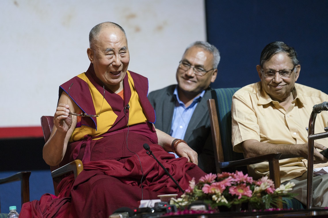 Su Santidad el Dalái Lama respondiendo a las preguntas del público asistente después de pronunciar la conferencia del Memorial Rajendra Mathur en Nueva Delhi, India, el 9 de agosto de 2017. Foto de Tenzin Choejor/OHHDL 