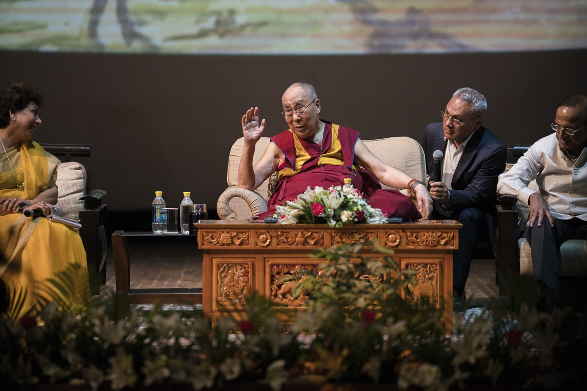 Su Santidad el Dalái Lama hablando en el auditorio del Fuerte Siri en Nueva Delhi, India, el 10 de agosto de 2017. Foto de Tenzin Choejor/OHHDL