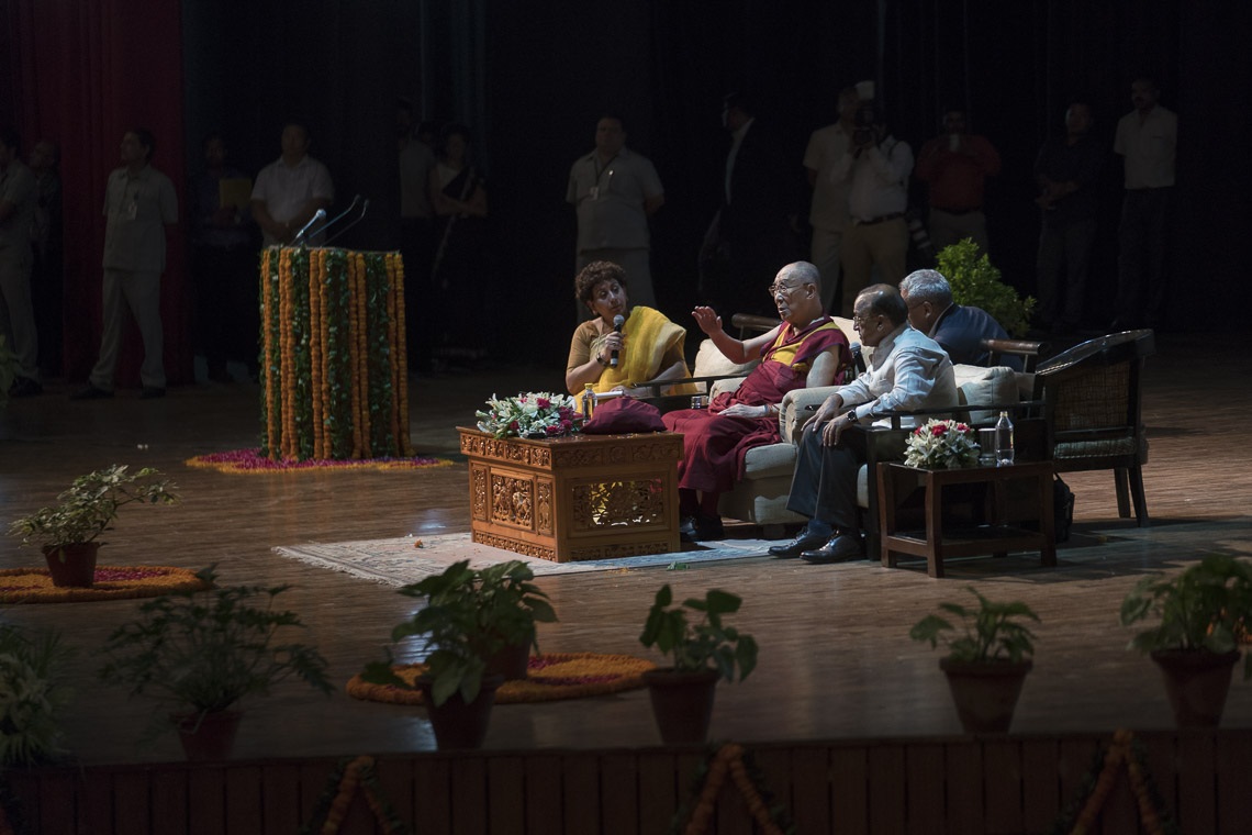 Su Santidad el Dalái Lama respondiendo a las preguntas de los asistentes durante su discurso en el auditorio del Fuerte Siri de Nueva Delhi, India, el 10 de agosto de 2017. Foto de Tenzin Choejor/OHHDL
