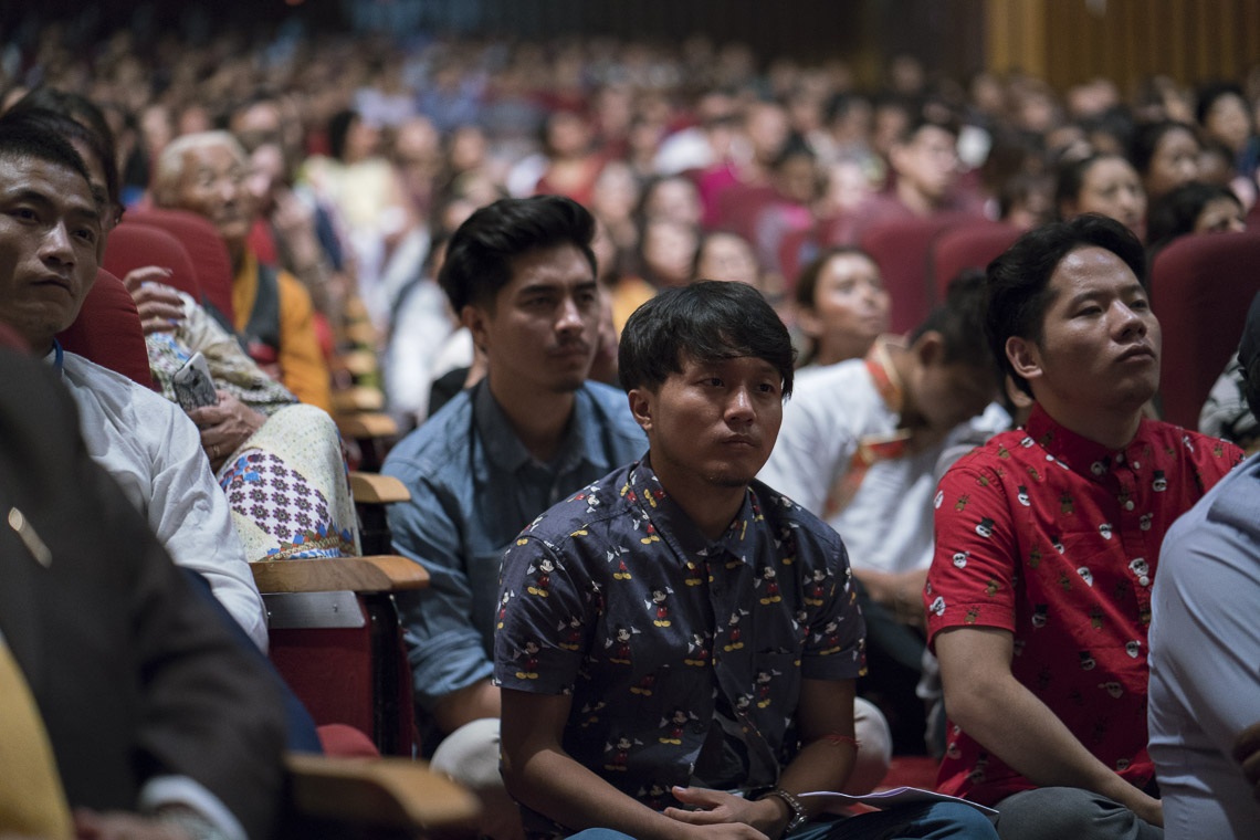 Algunos de los 2.000 asistentes escuchando a Su Santidad el Dalái Lama en el auditorio del Fuerte Siri de Nueva Delhi, India, el 10 de agosto de 2017. Foto de Tenzin Choejor/OHHDL