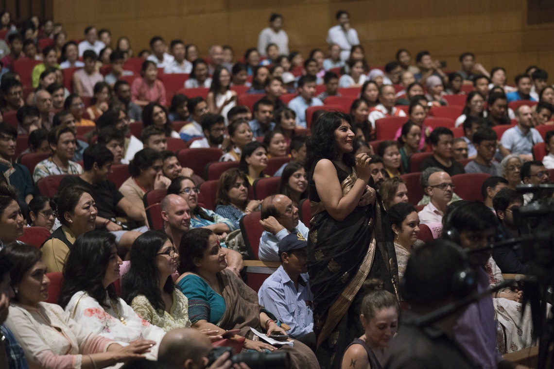 Una de las asistentes haciendo una pregunta a Su Santidad el Dalái Lama durante su discurso en el auditorio del Fuerte Siri de Nueva Delhi, India, el 10 de agosto de 2017. Foto de Tenzin Choejor/OHHDL 