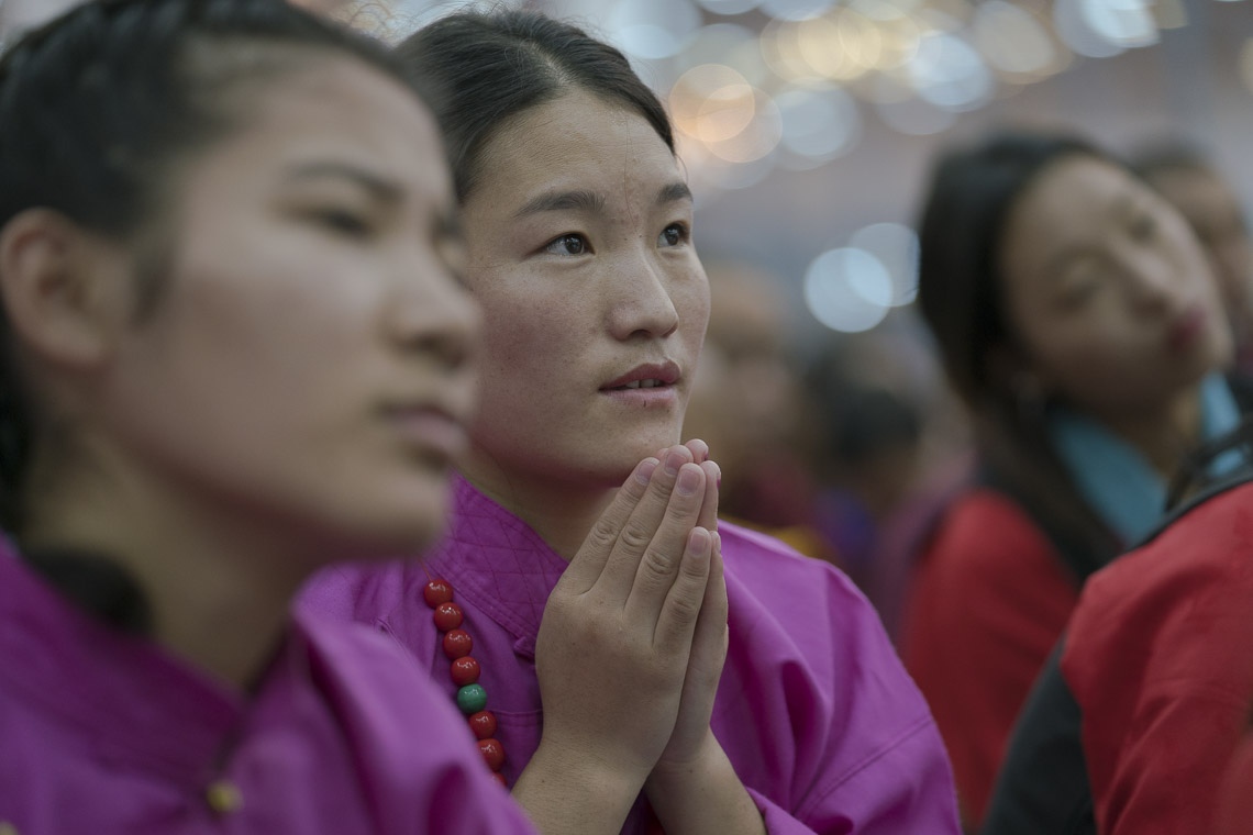 Miembros de la audiencia escuchando a Su Santidad el Dalái Lama durante su encuentro con las comunidades tibetana e himalaya en Bengaluru, Karnataka, India, el 25 de diciembre de 2017. Foto de Tenzin Choejor