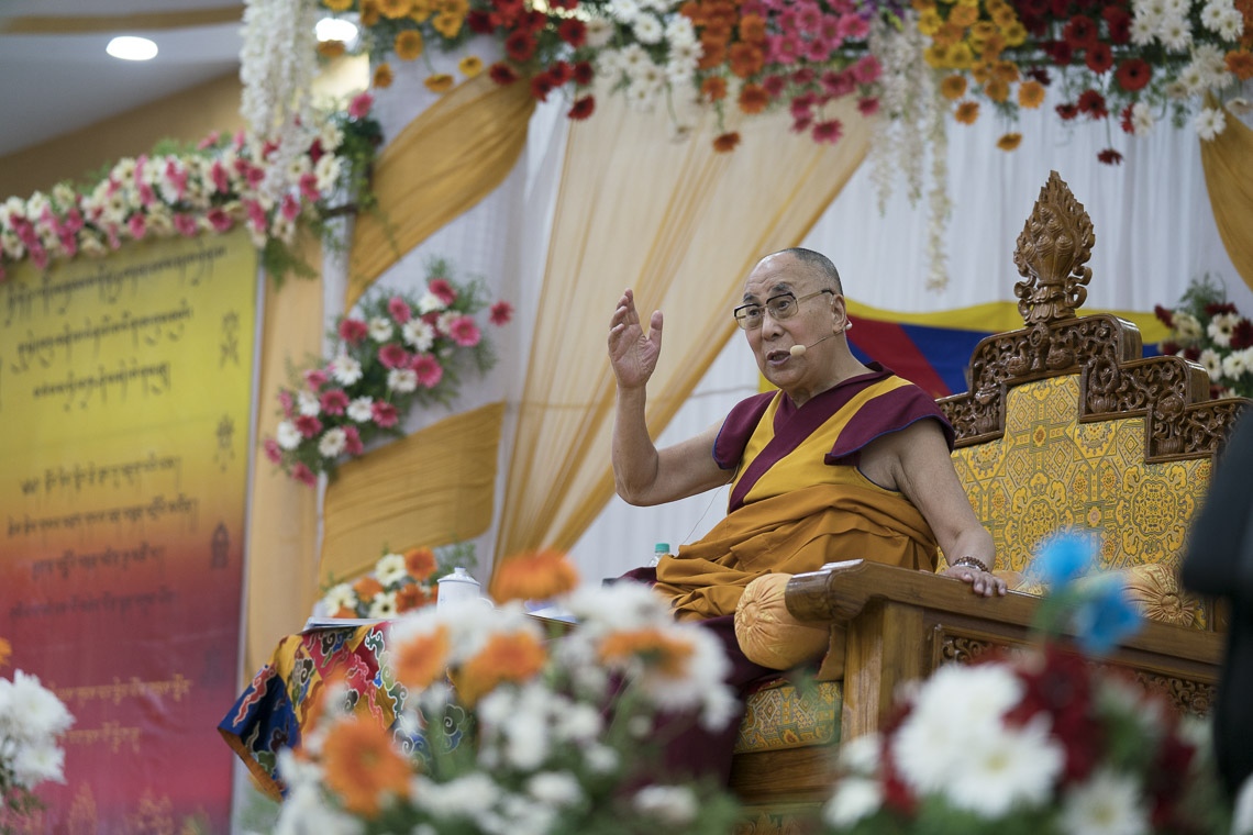 Su Santidad el Dalái Lama hablando a los miembros de las comunidades tibetana e himalaya en Bengaluru, Karnataka, India, el 25 de diciembre de 2017. Foto de Tenzin Choejor