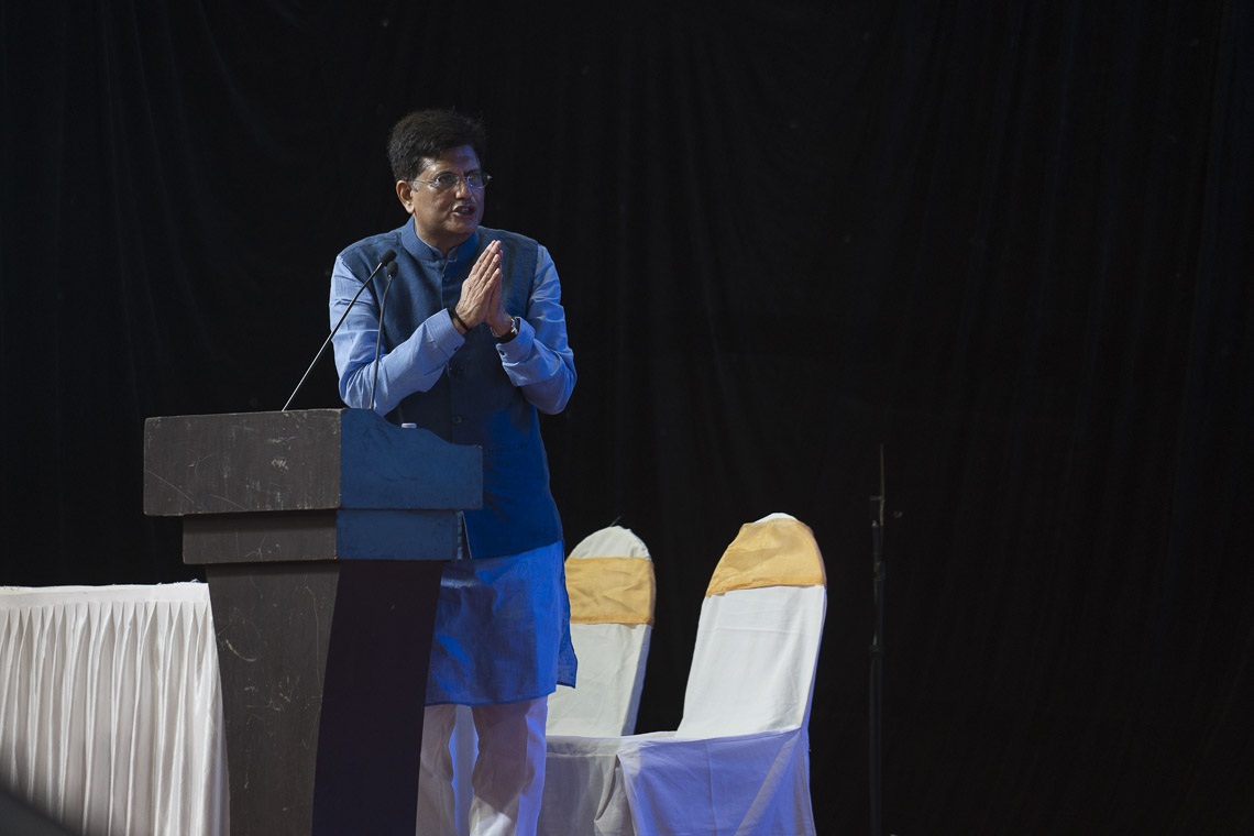El Ministro del Gabinete, Piyush Goyal, rindiendo homenaje a Su Santidad el Dalái Lama después de su discurso introductorio en el diálogo interreligioso en Mumbai, India, el 13 de agosto de 2017. Foto de Tenzin Choejor/OHHDL 