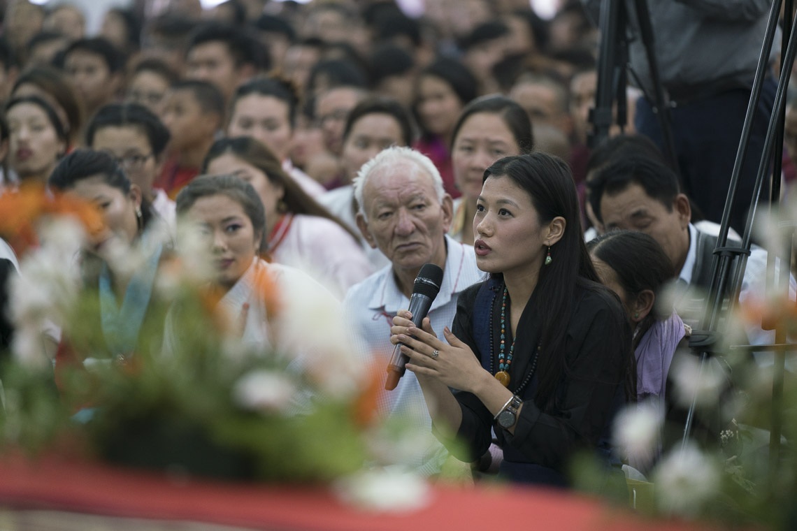 Una persona de la audiencia hizo una pregunta a Su Santidad el Dalái Lama durante su charla a las comunidades tibetana e himalaya en Bengaluru, Karnataka, India, el 25 de diciembre de 2017. Foto de Tenzin Choejor