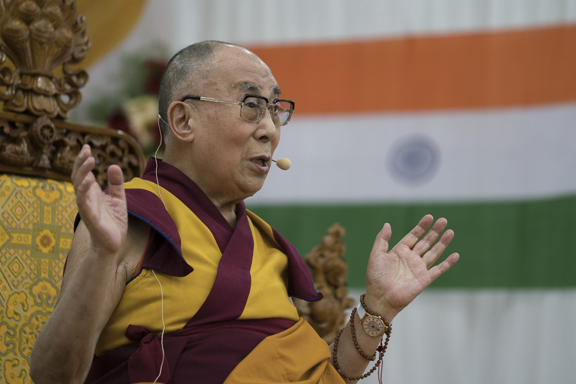 Su Santidad el Dalái Lama responde a las preguntas de la audiencia durante su reunión con las comunidades tibetana e himalaya en Bengaluru, Karnataka, India, el 25 de diciembre de 2017. Foto de Tenzin Choejor