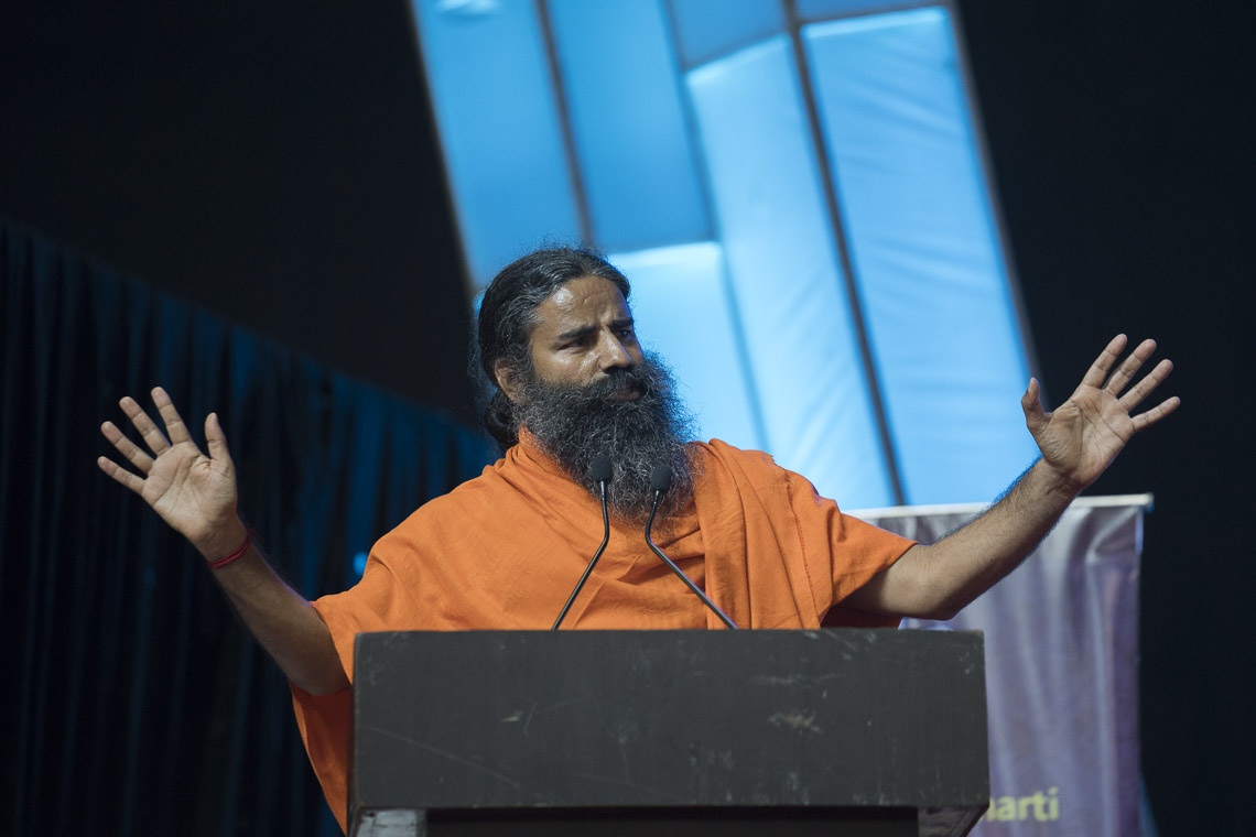 Swami Ramdev hablando en el diálogo interreligioso en Mumbai, India el 13 de agosto de 2017. Foto de Tenzin Choejor/OHHDL