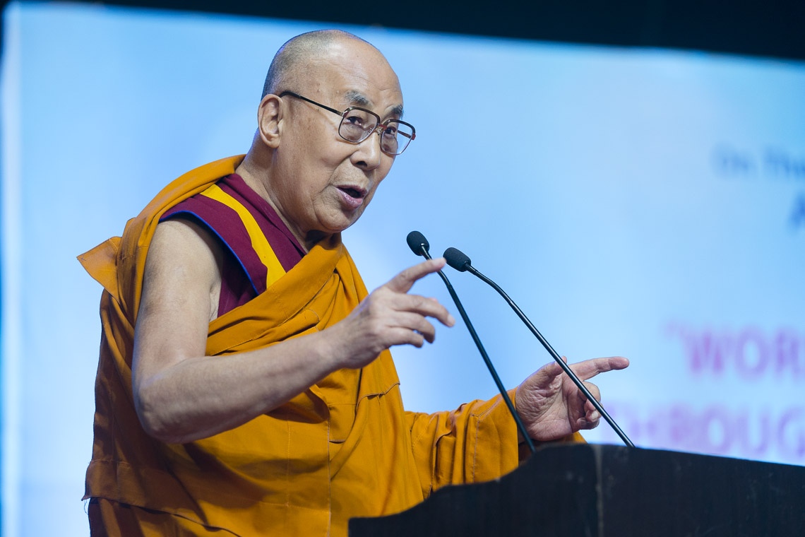 Su Santidad el Dalái Lama pronunciando su discurso en el diálogo interreligioso en Mumbai, India, el 13 de agosto de 2017. Foto de Tenzin Choejor/OHHDL 