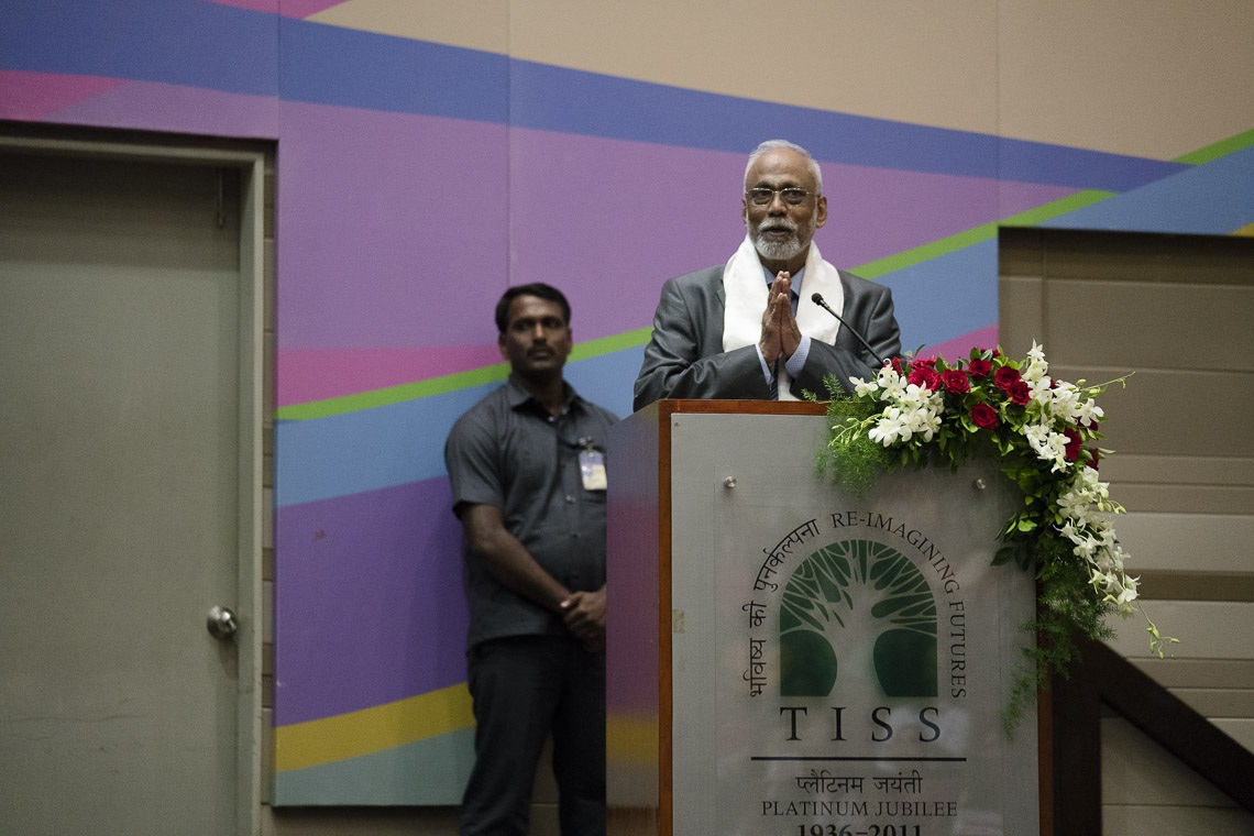 El profesor S. Parasuraman dando la bienvenida a los asistentes a la presentación del curso de Ética Secular para la Educación Superior en el Instituto Tata de Ciencias Sociales en Mumbai, India, el 14 de agosto de 2017. Foto de Tenzin Choejor/OHHDL 