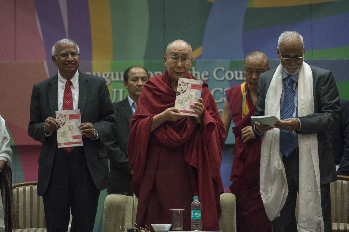  Su Santidad el Dalái Lama en la presentación formal del curso de Ética Secular con la publicación del manual del curso en el Instituto Tata de Ciencias Sociales en Mumbai, India, el 14 de agosto de 2017. Foto de Tenzin Choejor/OHHDL
