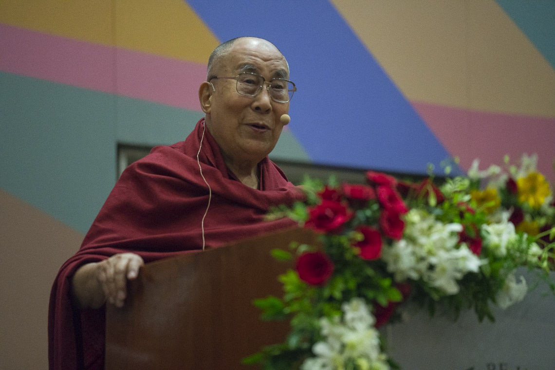 Su Santidad el Dalái Lama pronunciando el discurso inaugural en la presentación del curso de Ética Secular para la Educación Superior en el Instituto Tata de Ciencias Sociales en Mumbai, India, el 14 de agosto de 2017. Foto de Tenzin Choejor/OHHDL