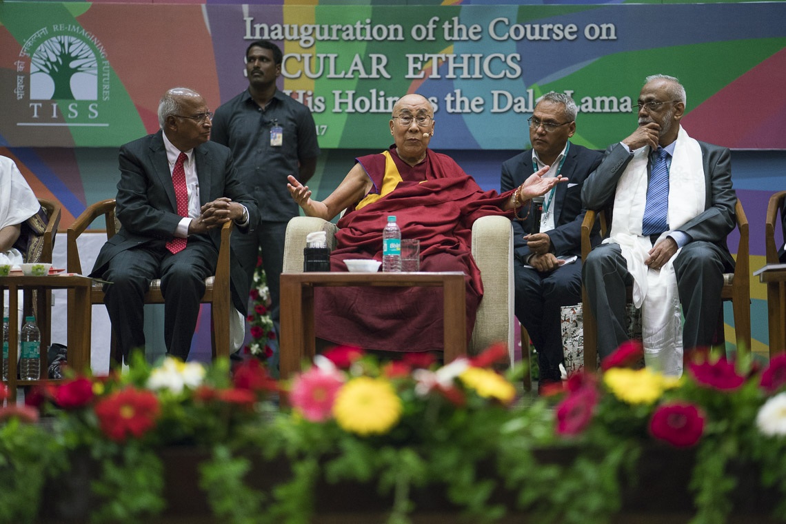  Su Santidad el Dalái Lama respondiendo a las preguntas de los asistentes durante la presentación del curso de Ética Secular para la Educación Superior en el Instituto Tata de Ciencias Sociales en Mumbai, India, el 14 de agosto de 2017. Foto de Tenzin Choejor/OHHDL