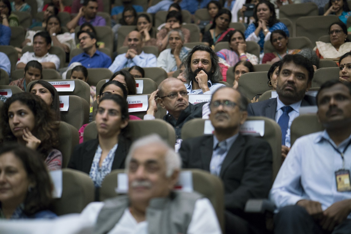 Algunos de los asistentes escuchando a Su Santidad el Dalái Lama en la presentación del curso de Ética Secular para la Educación Superior en el Tata Institute of Social Sciences en Mumbai, India el 14 de agosto de 2017. Foto de Tenzin Choejor/OHHDL