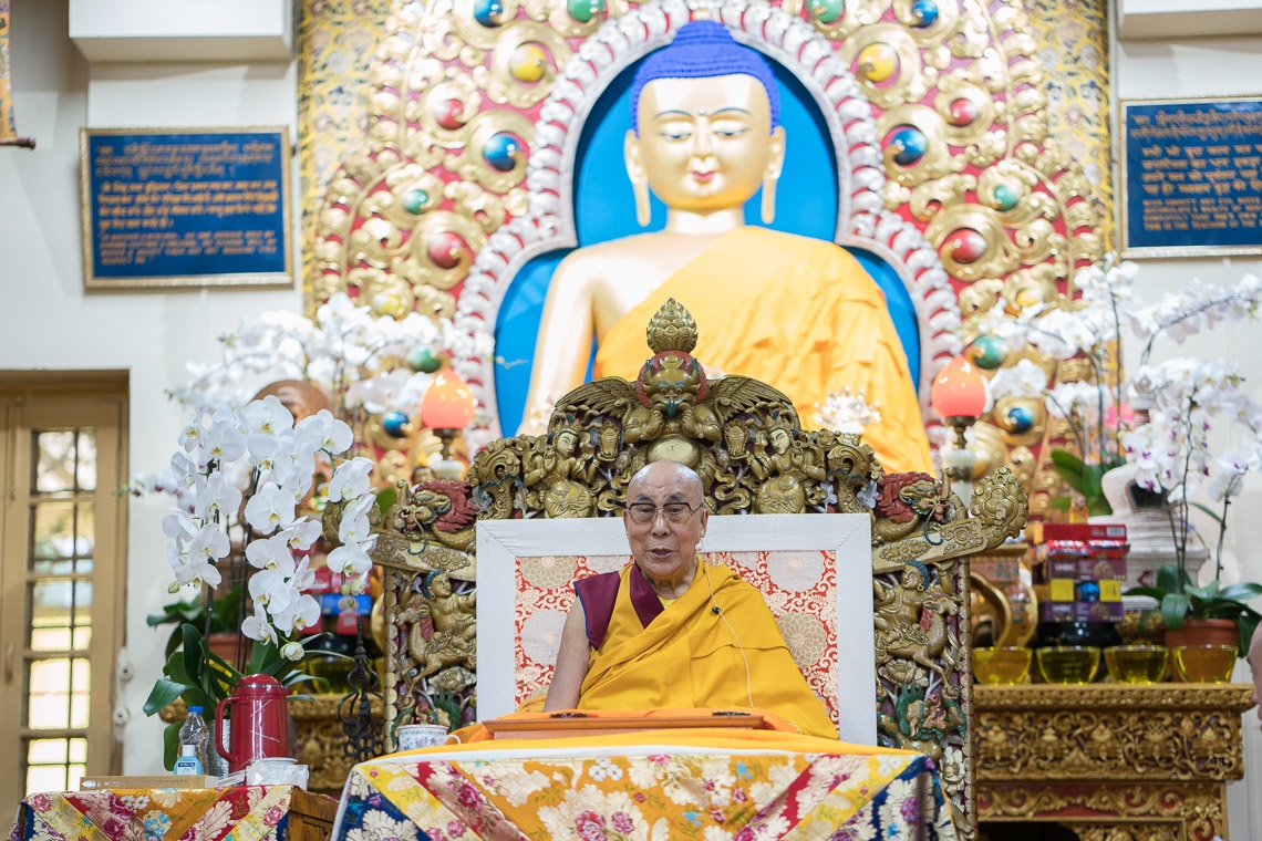 Su Santidad el Dalái Lama dirigiéndose a la multitud durante el primer día de sus cuatro días de enseñanzas en el Tsuglagkang de Dharamsala, HP, India, el 29 de agosto de 2017. Foto de Tenzin Phuntsok/OHHDL 